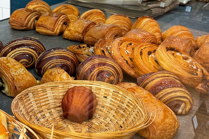 #1 Montmartre Pastries & Chocolate Food Tour with 6+ Tastings - Learning Montmartre between bites