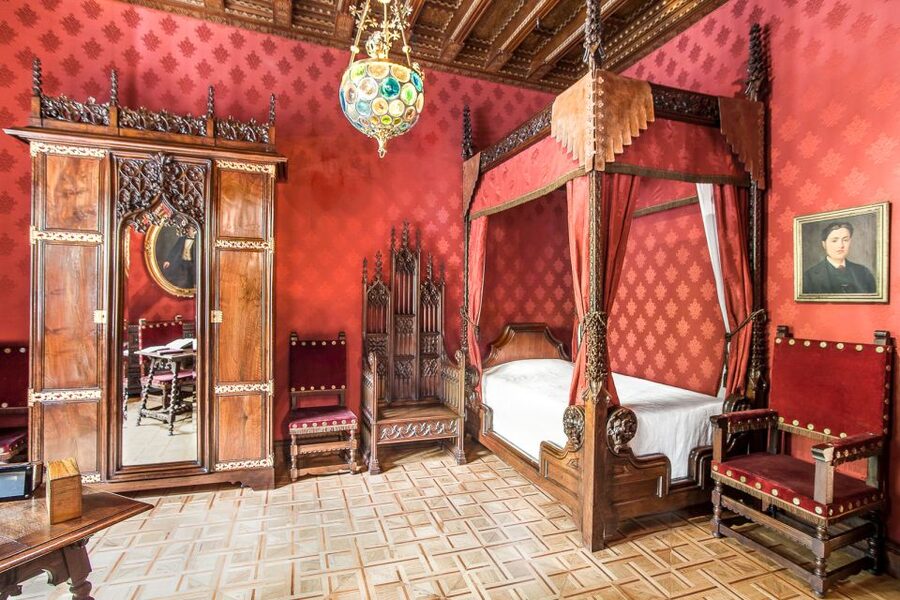 Barcelona: Casa Amatller Guided Visit with Chocolate Gift - The entrance hall and main staircase