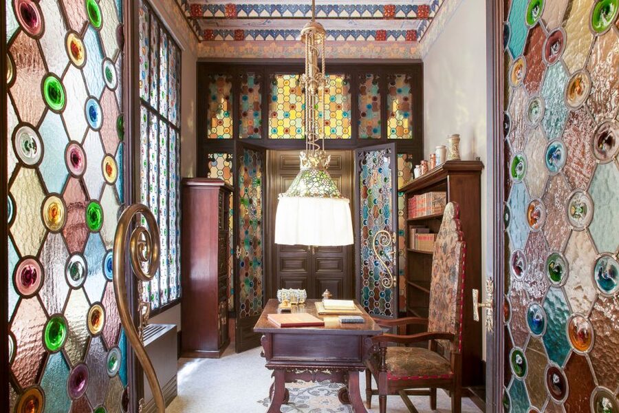 Barcelona: Casa Amatller Guided Visit with Chocolate Gift - Meeting your guide in the entrance hall