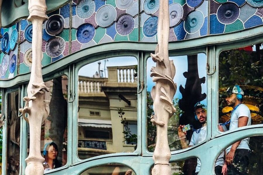 Barcelona: Casa Batlló, La Pedrera, & Chocolate Tasting Tour - Key points at a glance