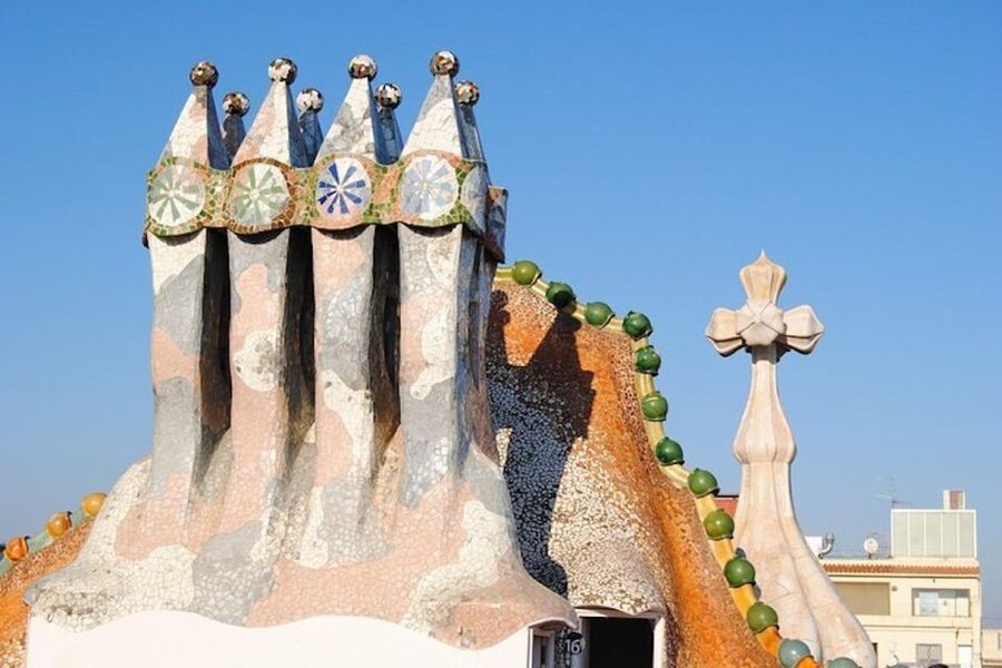 Barcelona: Casa Batlló, La Pedrera, & Chocolate Tasting Tour - What the guide adds to the experience
