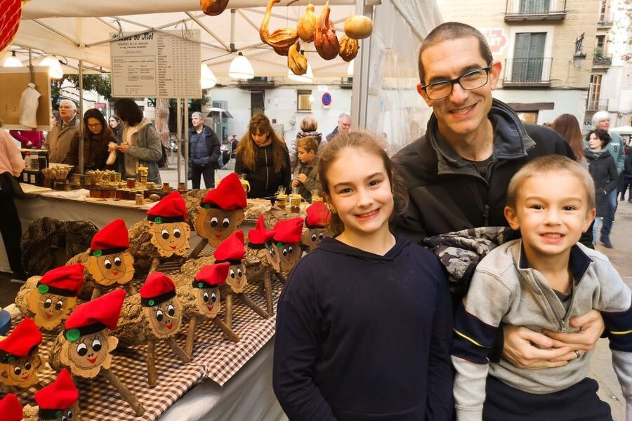 Barcelona: Churros, Hot Chocolate, and Games Family Tour - Gaudí and the elegant Plaça Reial