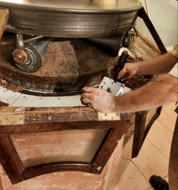 Barcelona: Delicious Chocolate walking tour - The oldest chocolate house and its two-century-old grinder