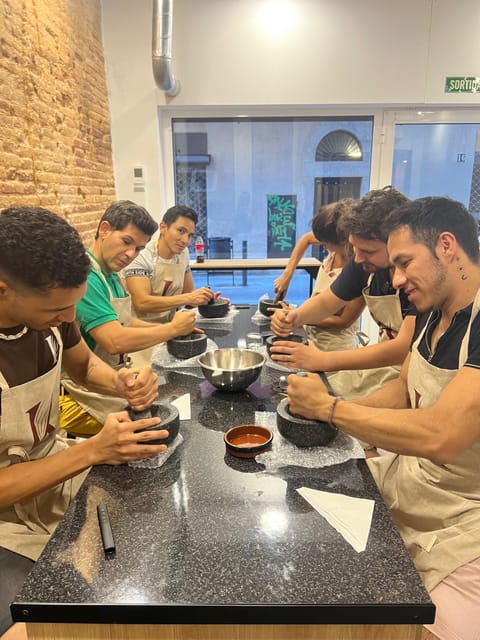 Bean to Bar Chocolate Workshop in Barcelona - Tasting cacao in drinks and chocolate samples