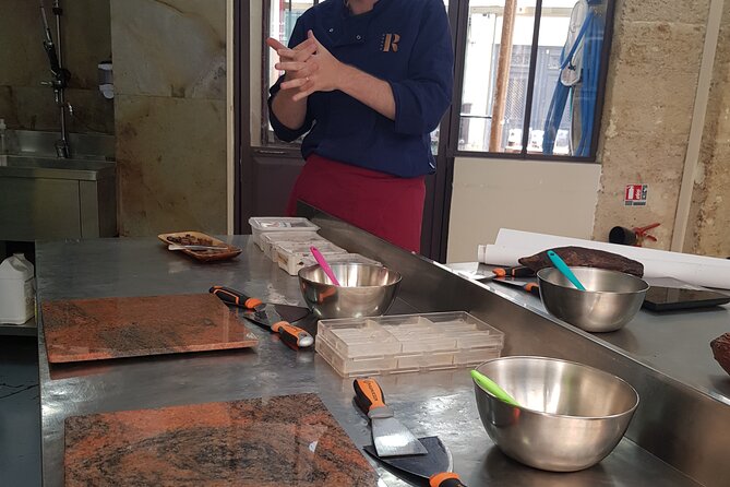 Become a Chocolate Master! Chocolate Bar Workshop in Paris - Tasting cocoa in four different forms