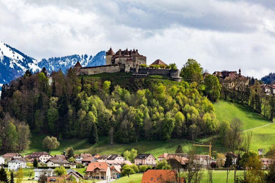 Bern: Gruyères Cheese and Cailler Chocolate Tasting Tour - Group size, language, and pace