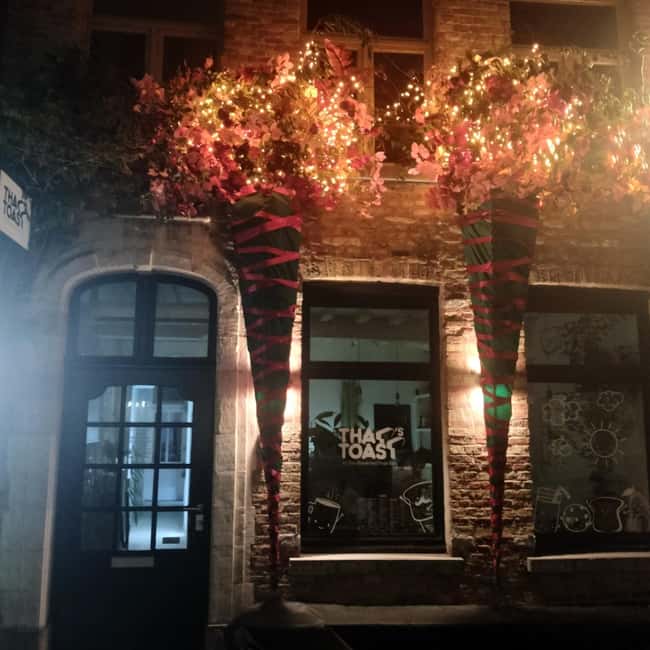 Bruges, Bike Tour with Chocolate Tasting & Hot Wine/Chocolat - The chocolate stop with an artisan chocolatier