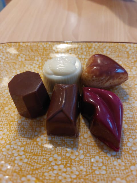 Bruges: Walking Tour with Hot Chocolate & Chocolate Tasting - Key points at a glance