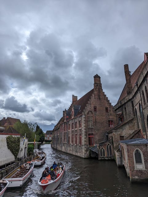 Bruges: Walking Tour with Hot Chocolate & Chocolate Tasting - Meeting at Fnac and finding the guide