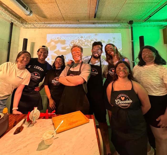 Brussels: 1h-Bean-to-Bar Chocolate Making Workshop - Grinding a cocoa bean and tasting chocolate at its source