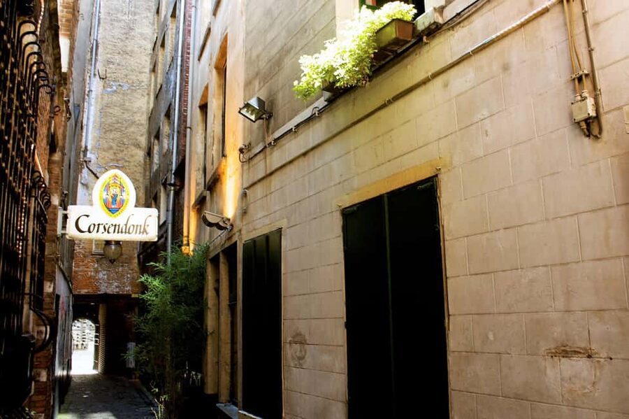 Brussels Beer, Chocolate and Waffle Tour - Sightseeing between the tastings