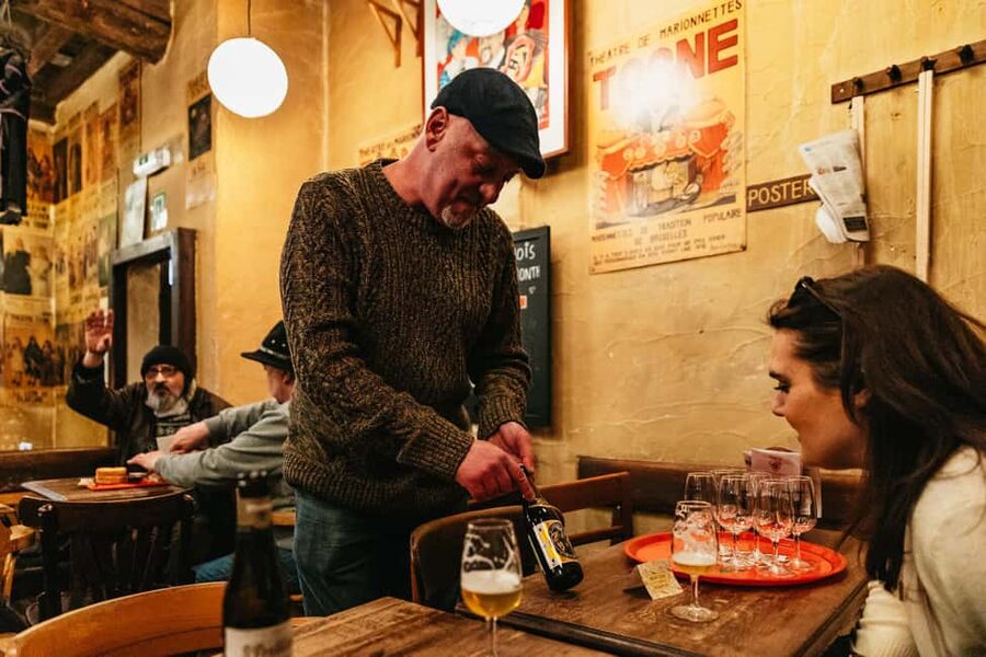 Brussels: Beer Tour with 6 Beers and 3 Chocolate Tastings - Six beers, several Belgian traditions