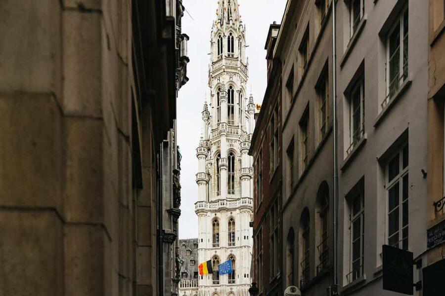 Brussels: Beer Tour with 6 Beers and 3 Chocolate Tastings - Brussels sights between the bar stops