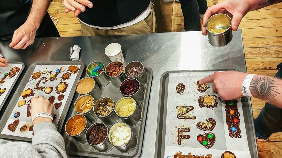 Brussels: Belgian Chocolate Making Workshop with Tastings - Make a bar with your own toppings