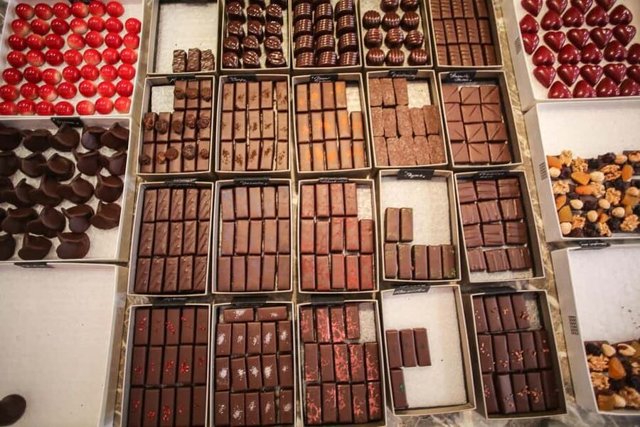 Brussels: Chocolate Appreciation and Tasting Walking Tour - Five shops, eight samples, and real variety