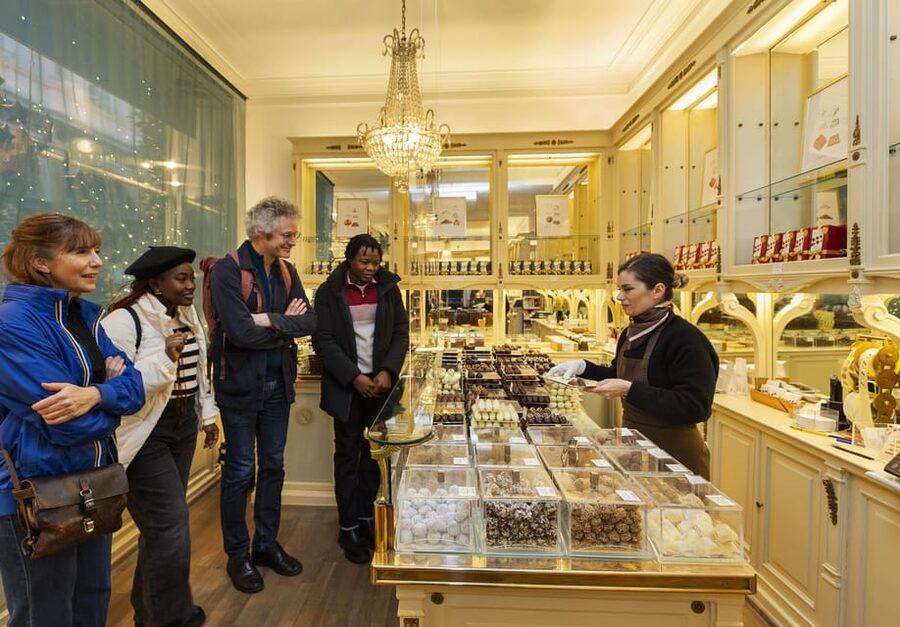 Brussels Food Tour: Main Dish, Beer, Waffle & Chocolate - Marolles: a neighborhood before the first big bites