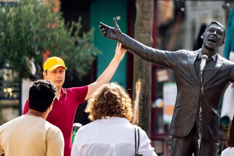 Brussels: Historical Tour with Chocolate & Waffle Tasting - Manneken Pis and the first food stop