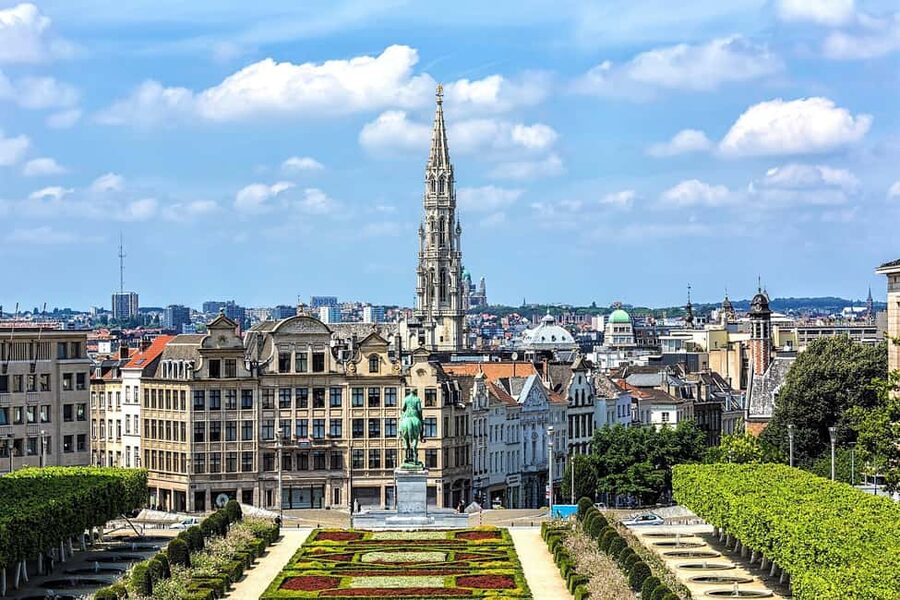 Brussels: Walking Food Tour with Chocolate, Beer, & Waffles - Royal Galleries, Jeanneke Pis, and the final waffle