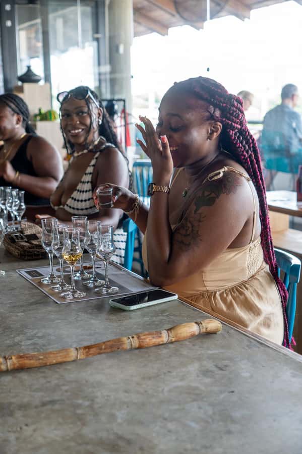 Cartagena: Express Rum and Chocolate Tasting Experience - What happens during the one-hour tasting