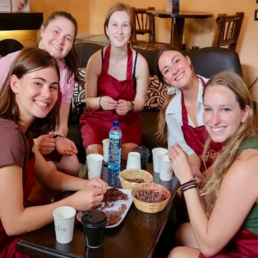 Chocolate workshop; gastronomic experience of cocoa. - The instructors and the language question