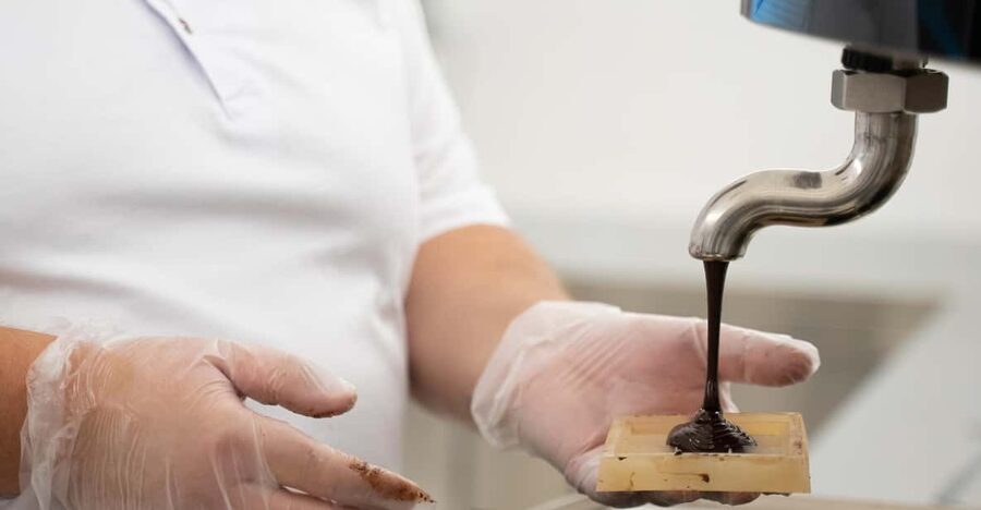 Chocolatier for a day: raw bean to bar chocolate in Modica - The people guiding the experience