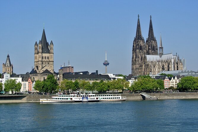 Cologne Private Roundtrip transfer incl. chocolate museum tickets - Cologne Cathedral in a 45-minute visit