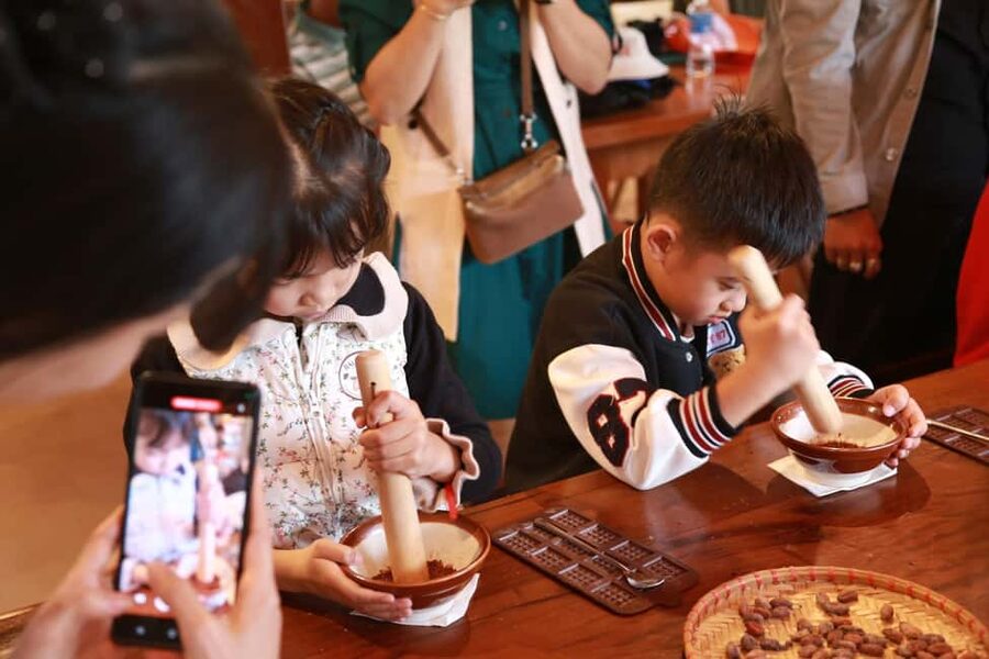 Da Lat: Handmade Chocolate Workshop - Tempering pure chocolate by hand