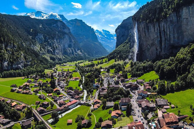 Discover Lauterbrunnen with CHEESE & CHOCOLATE - Meeting at Bahnhofplatz in Lauterbrunnen