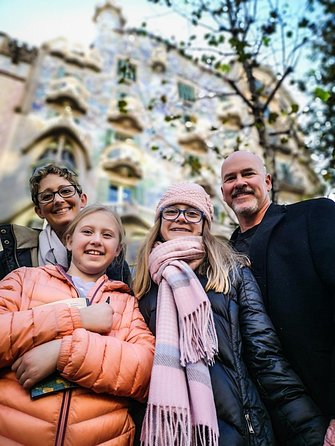 Family Private Tour: Churros, Hot Chocolate & Games in Barcelona - Plaça Reial and Gaudí’s streetlamps