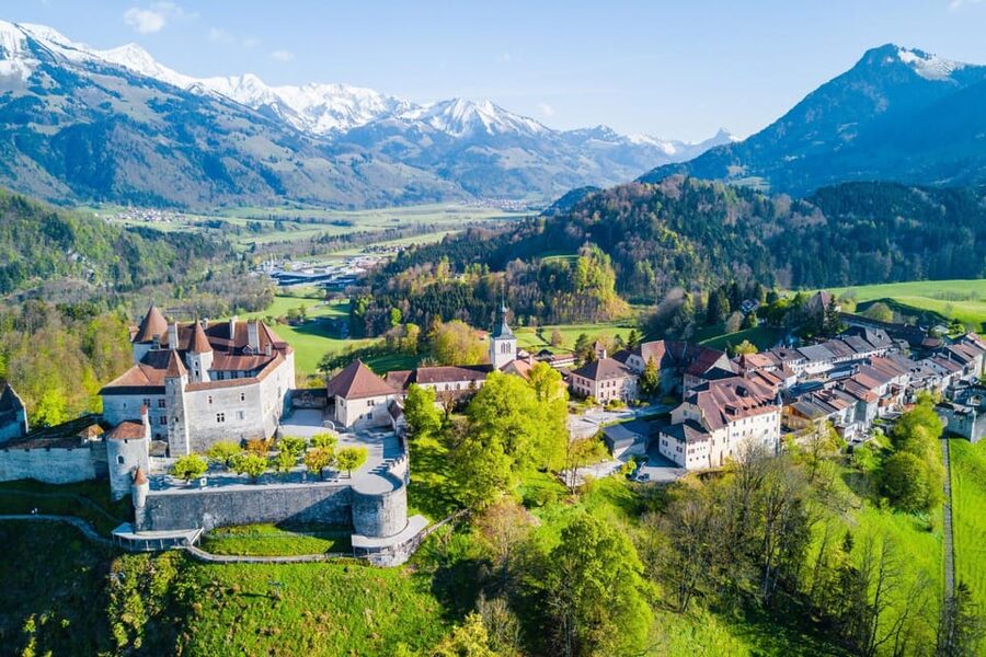 From Geneva: Gruyeres Castle, Cheese, Chocolate & Montreux - The private ride from Geneva