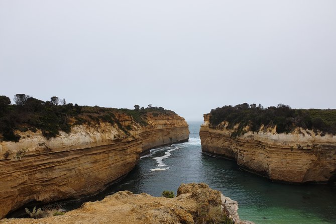 Great Ocean Road 12 Apostles kangaroo, koala and chocolate tour - Memorial Arch connects the road to its builders