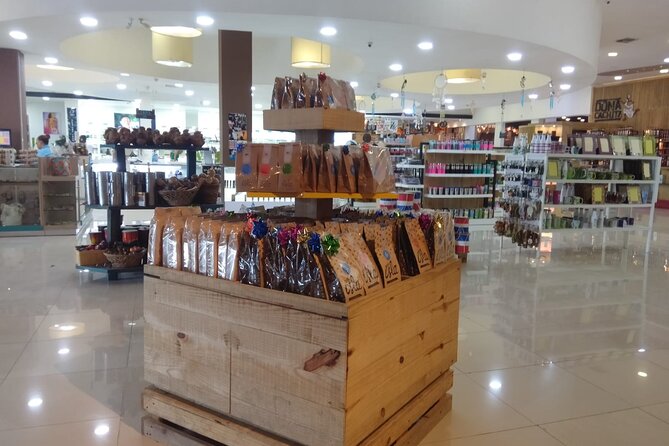 Guided Shopping Tour - Rum tasting, chocolate factory, Cigar factory - Paintings and the large souvenir area