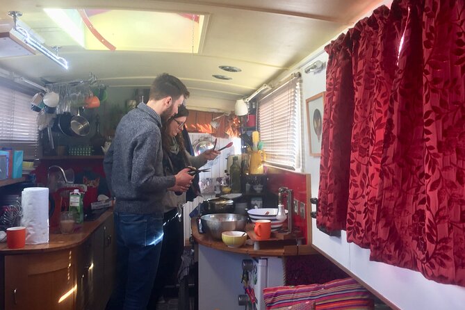 Hands-On Churros & Chocolate Class on a London Houseboat - The houseboat atmosphere and the resident cat