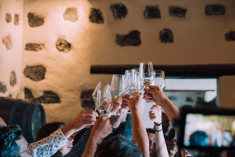 Lanzarote: Sunset vineyard tour with wine and chocolate tasting - Key points at a glance