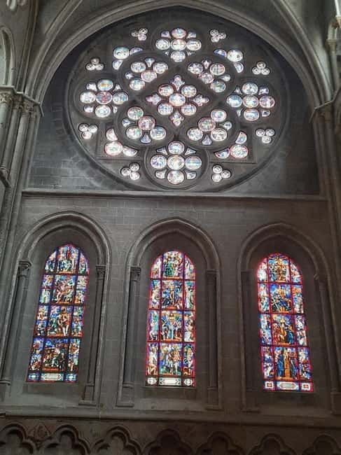 Lausanne: Walking Tour with Chocolate Tastings & Metro - Six chocolates at Durig Chocolatier
