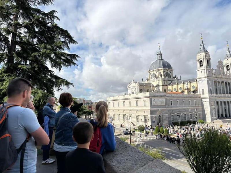 Madrid: Guided Walking Tour with Churros and Hot Chocolate - Churros and chocolate at San Ginés