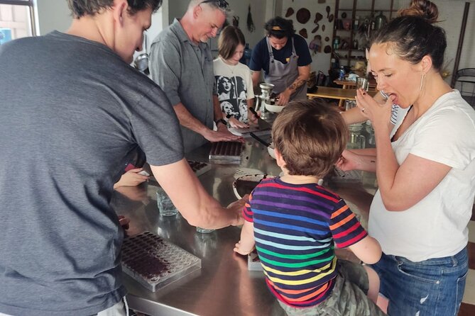 Make Oaxacan-style take-home chocolate - Making chocolate instead of only eating it
