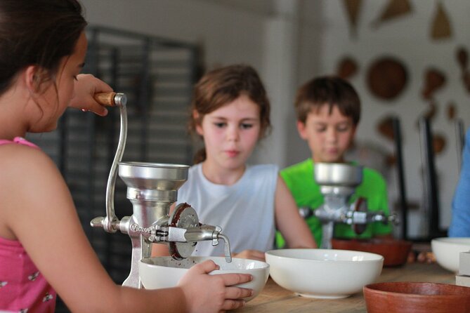 Make Oaxacan-style take-home chocolate - A close look at the two-and-a-half-hour class