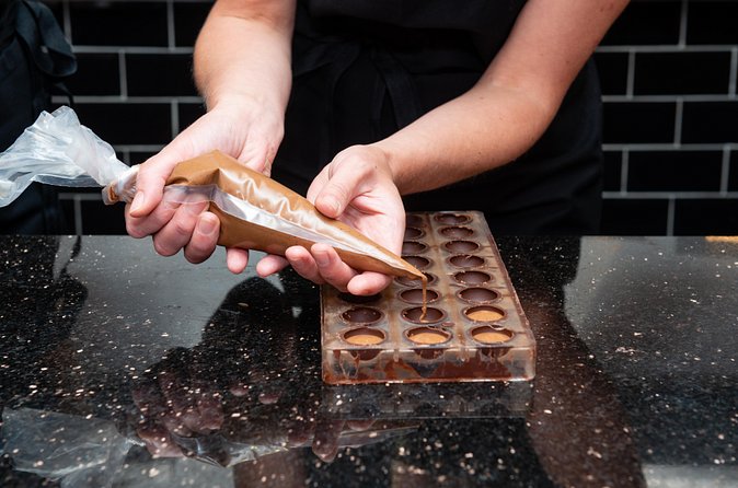 Molded Bonbons Chocolate making class in Paris (collective) - A family activity with an age limit