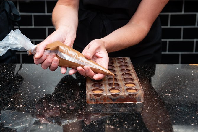 Molded Bonbons Chocolate making class in Paris (collective) - A small class with room for personal help