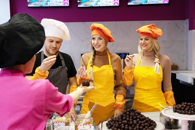 Mozart Kugel Workshop in Chocolate Museum Vienna "BO-YO" - A family activity with a built-in souvenir