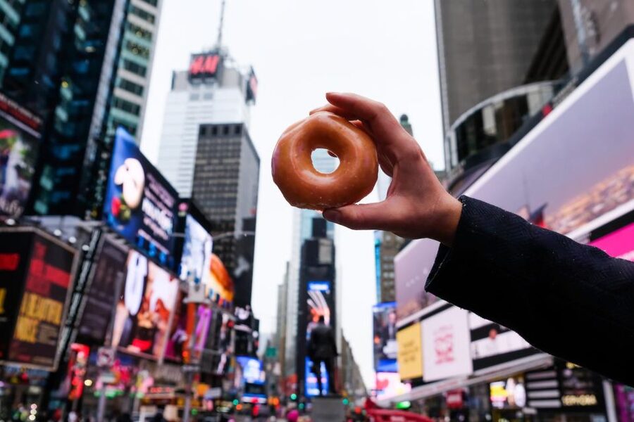 NYC: Midtown Holiday Donut and Hot Chocolate Adventure - Patience and Fortitude at the New York Public Library