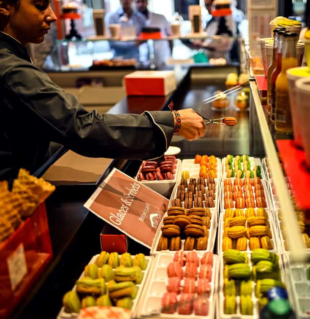 Paris: Montmartre Chocolate & Pastries Tour with 8+ Tastings - The éclair shows off classic French pastry