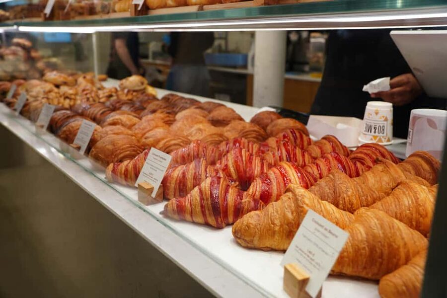 Paris: Montmartre Pastry and Chocolate Tasting Tour - Sacré-Cœur between the sweet stops