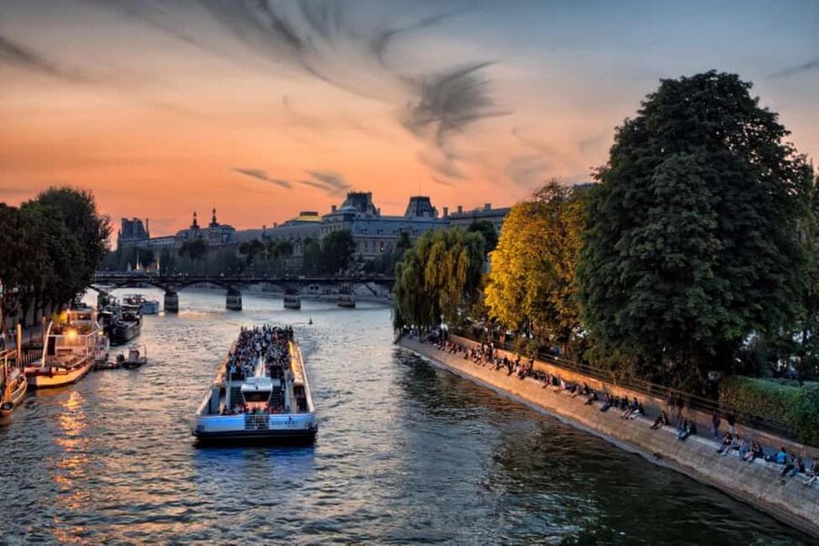 Paris: Seine River Cruise with Meringue or Hot Chocolate - Notre-Dame and the Louvre from the Water