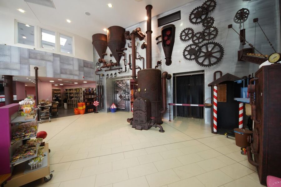 Prague: Chocotopia Chocolate Factory Tour Ticket + Workshop - A Mexican plantation exhibit with parrots and raw cacao
