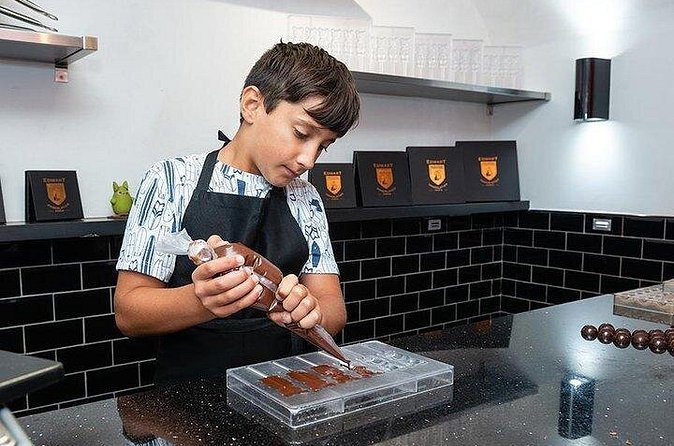 Private Family Chocolate Making Class in Paris - Making Eiffel Tower chocolate lollipops
