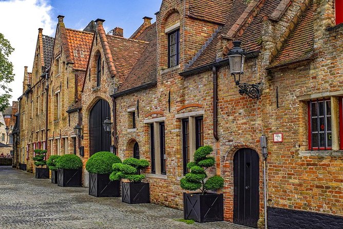 Private sightseeing tour to Bruges and chocolate from Amsterdam - What your driver-host does, and does not do