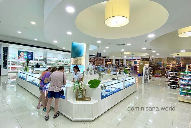 Shopping tour Punta Cana rum cigars coffee larimar chocolate souvenirs mamajuan - How the one-stop format feels