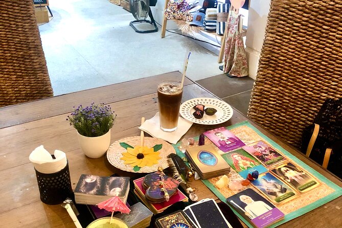 Tarot Reading with Coffee & Chocolate or Smoothie - Who should book this experience
